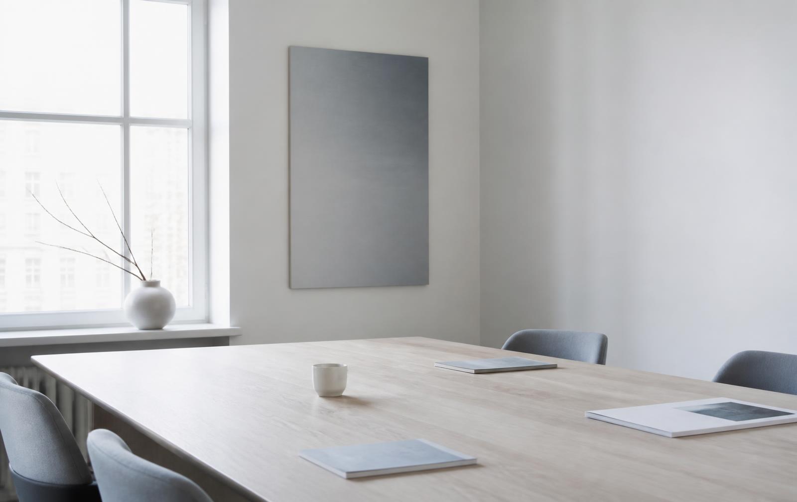 Salle de conseil lumineuse au mobilier de bois clair, de style scandinave